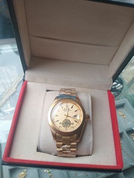 Montre luxe en or étincelante