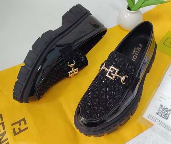 Mocassins en cuir verni