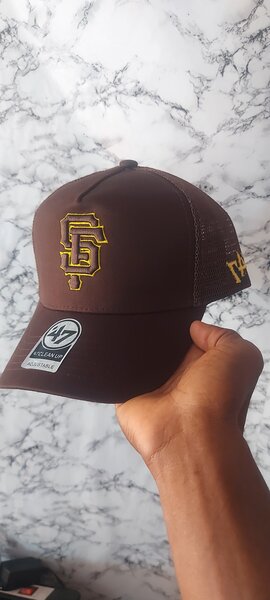 Casquette brodée marron