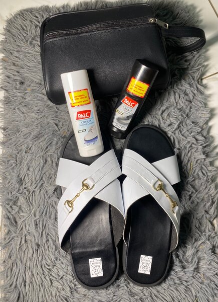 Sandales bride croisées en blanc et noir