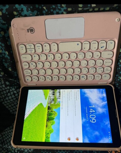 Tablette avec clavier rose