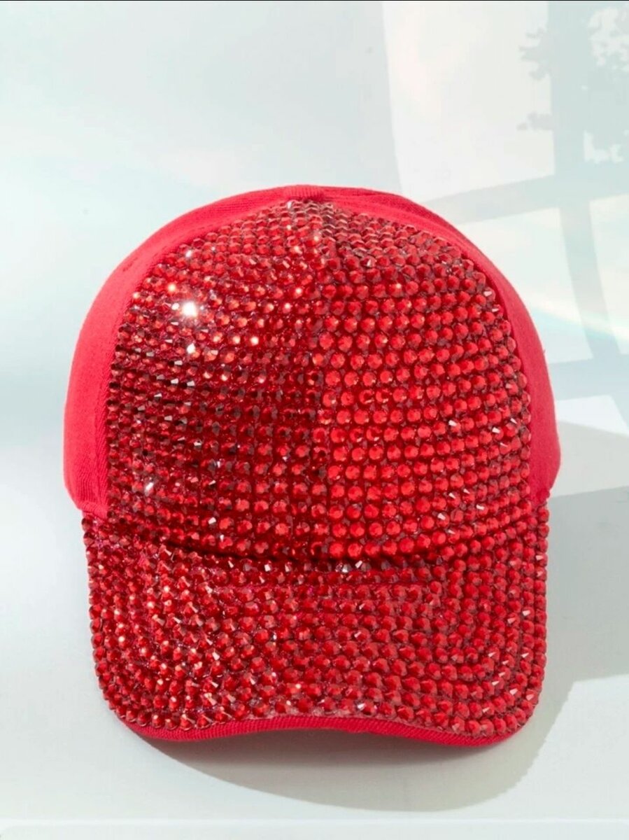 Casquette rouge strassée