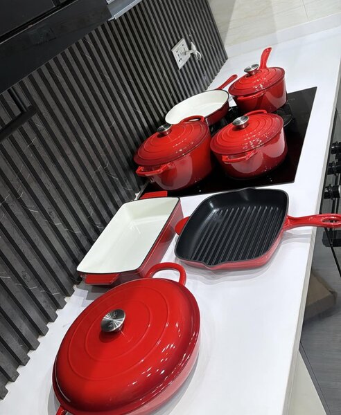 Cast iron cookware/dutch oven