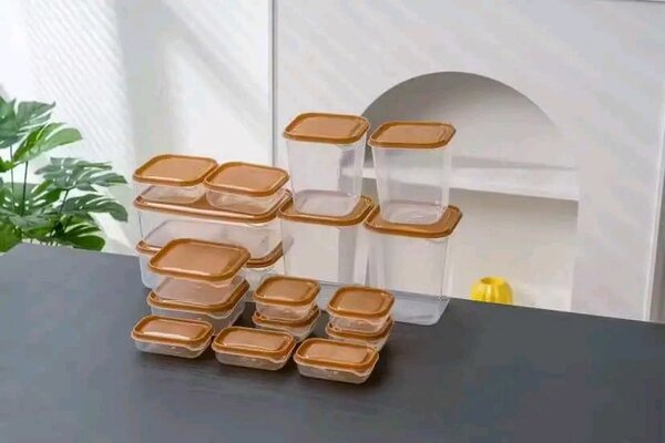 Ensemble de 17 boîtes métiques