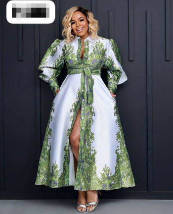 Robe blanche festive avec boutons à imprimé vert