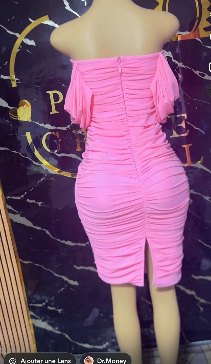 Robe moulante rose épaules dénudées