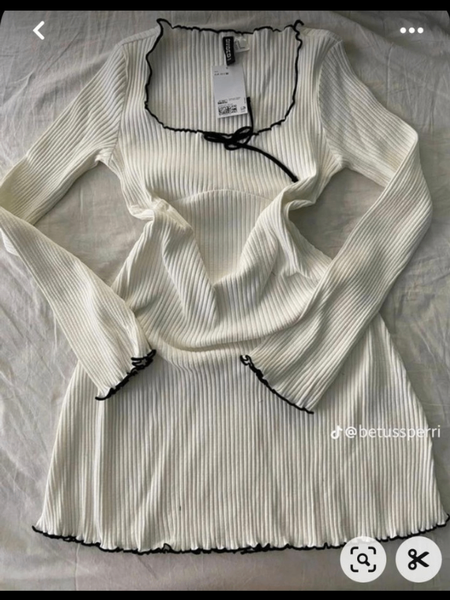 Robe blanche élégante à volants