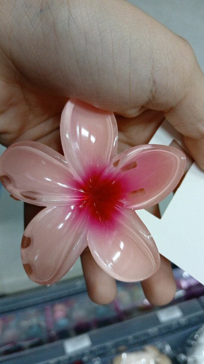 Barrette fleur élégante en résine