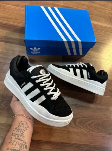 Chaussures adidas couleur blanc noir original  avec le carto