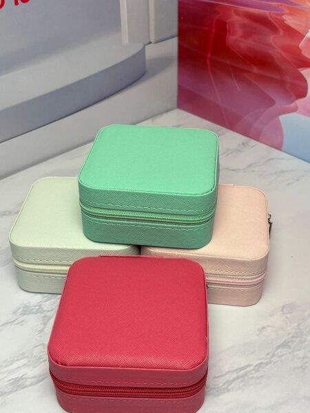 Boîte de rangement carrée colorée