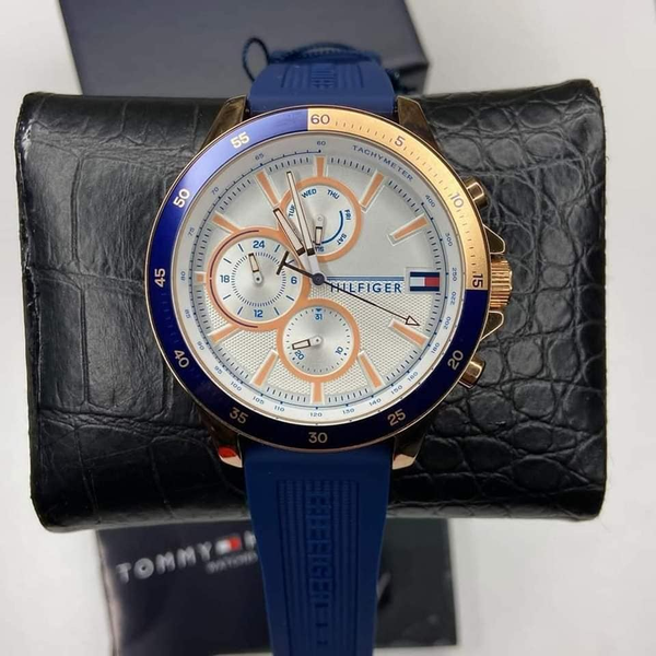 hilfiger montre avec cadran blanc et bracelet bleu 