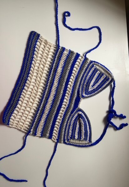 Top crochet bleu, gris, blanc