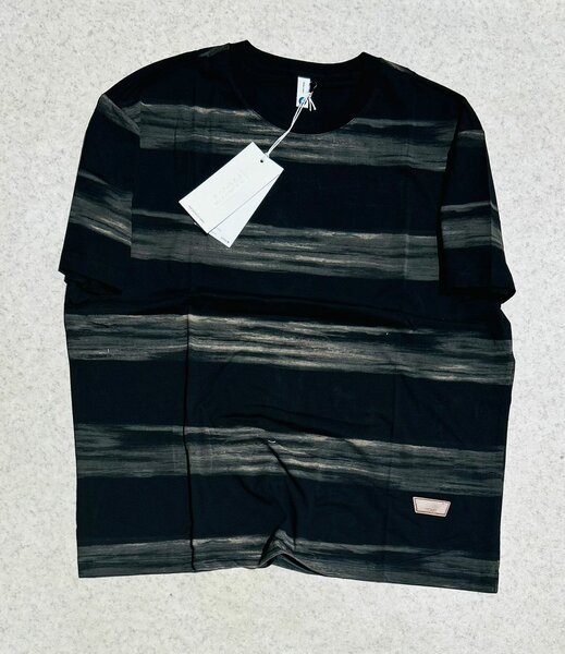 T-shirt à rayures noires