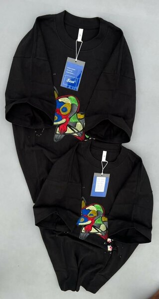 T-shirt noir colorée