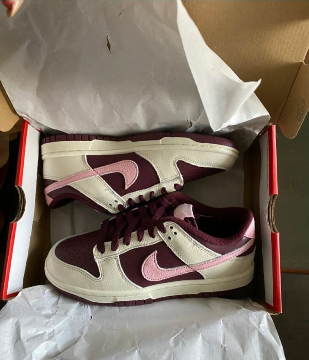 Baskets bordeaux et roses