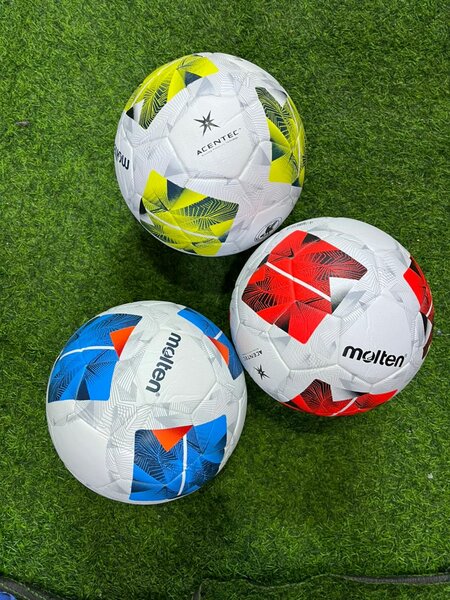 Ballons de football colorés