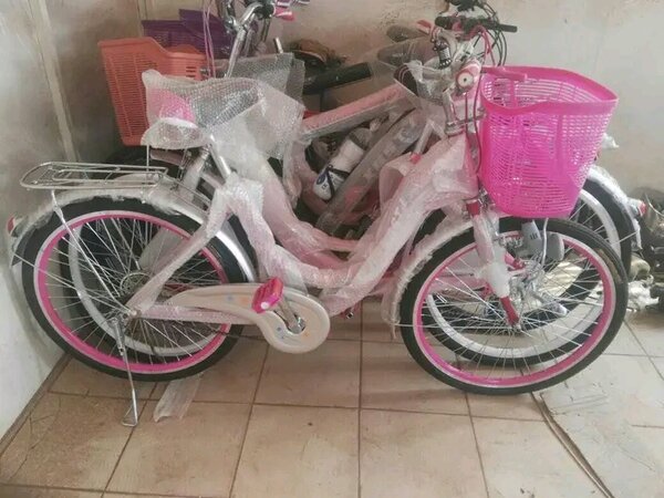 Vélo enfant rose avec panier