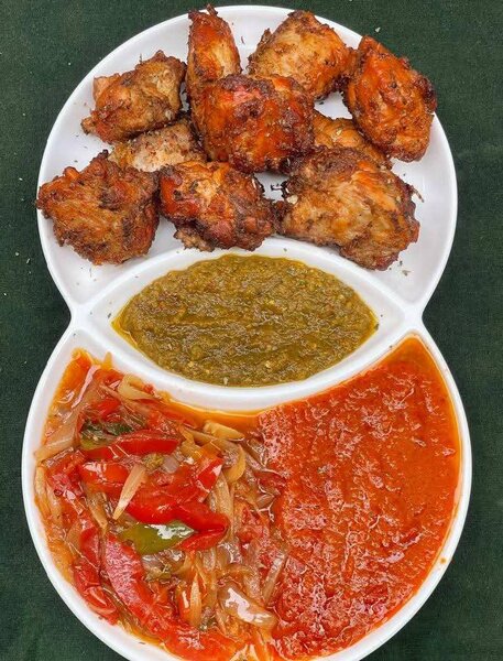 Poulet Grillé et Sauces Assorties