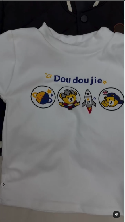 Тройка  Куртка в черном цвете Водолазка флисовая Джинсы ткань вельвет , цвет хаки