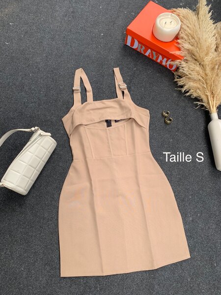 Robe chic sans manches beige