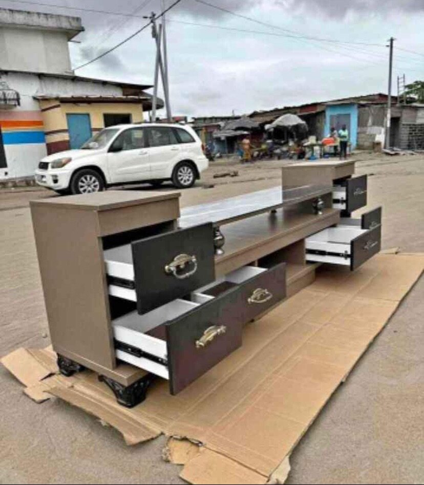 Table , bureau et porte plasma