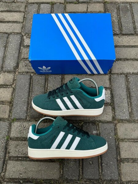 Baskets Adidas campus dans son carton d´origine.