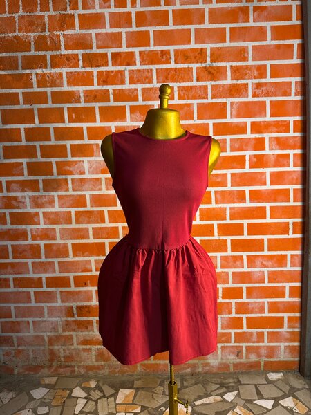 Robe rouge élégante femme