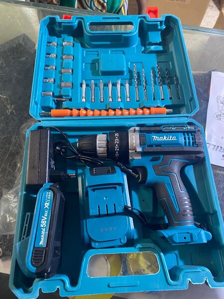 Perceuse visseuse électrique disponible avec deux batteries