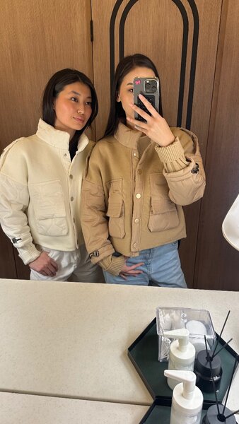 2100 сом  курточки легкие , в трех расветках , размер станда