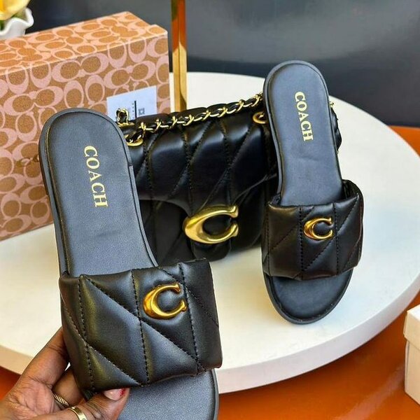 COACH Mules en Cuir Noir avec Chaîne