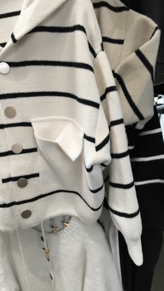 Теплый свитер на пуговицах