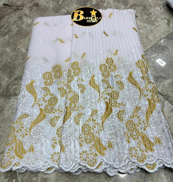 Tissu brodé floral élégant