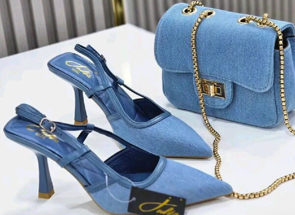 Chaussures à talons et sac denim