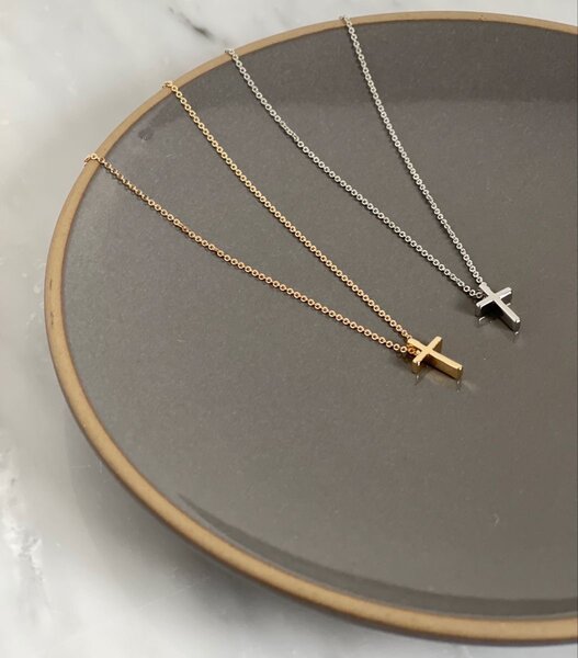 Collier fin avec pendentif croix