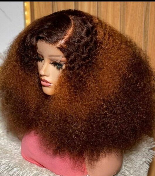 Perruque volumineuse frisée