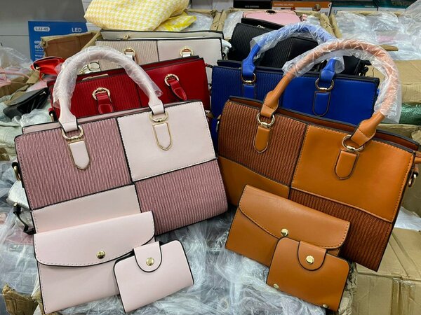 Ensemble sacs à main et pochettes