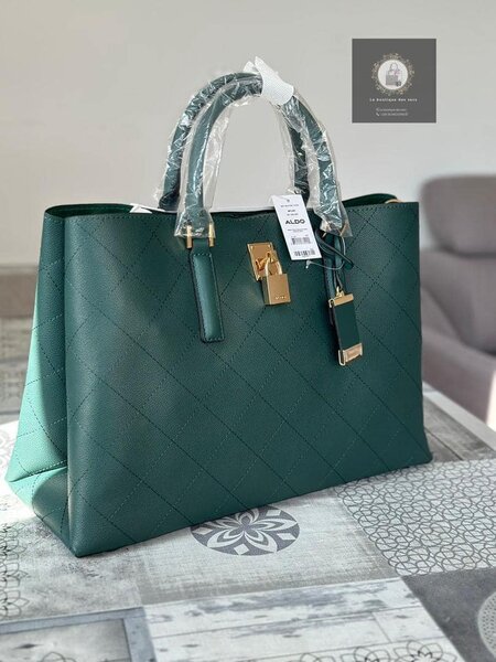 Sac vert avec ferrures dorées