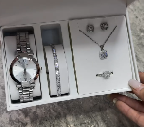 Комплект с наручными часами для женщин