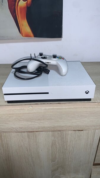 Xbox one s 1T +1manette +2jeux