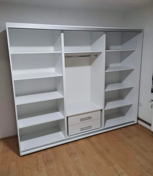 Placard mural blanc avec étagères
