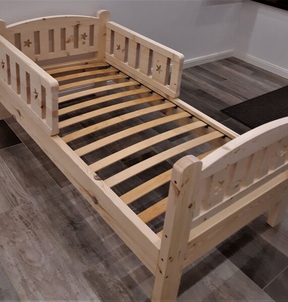 Lit enfant en bois étoilé