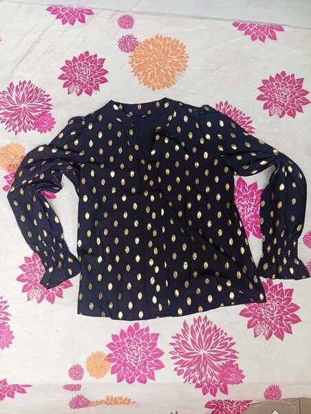 Blouse noire à motifs