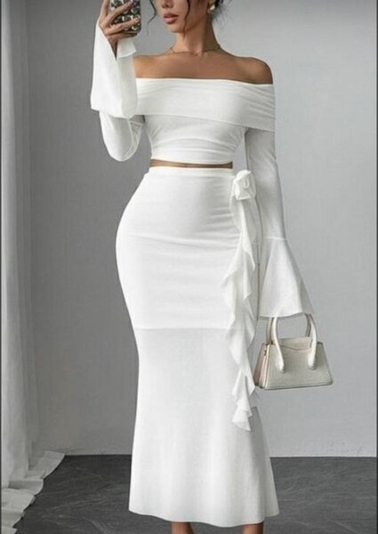 Robe blanche off-shoulder élégante