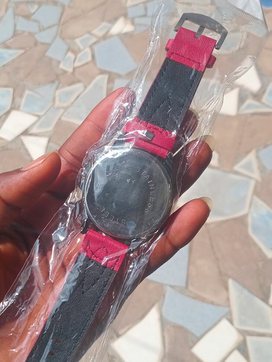 Montre bracelet rouge quartz