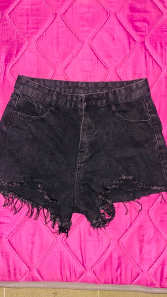 Short en jean noir déchiré