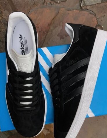 Adidas sneakers black