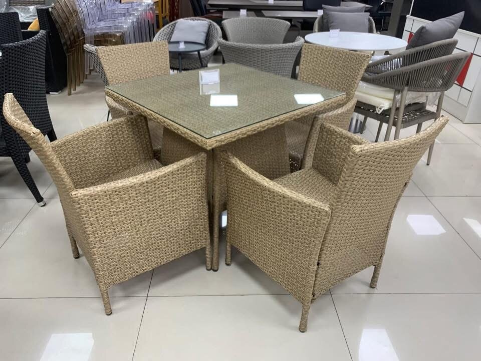 Ensemble de salle à manger en rotin