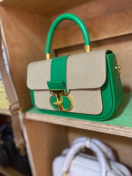 Sac à main en cuir vert élégant