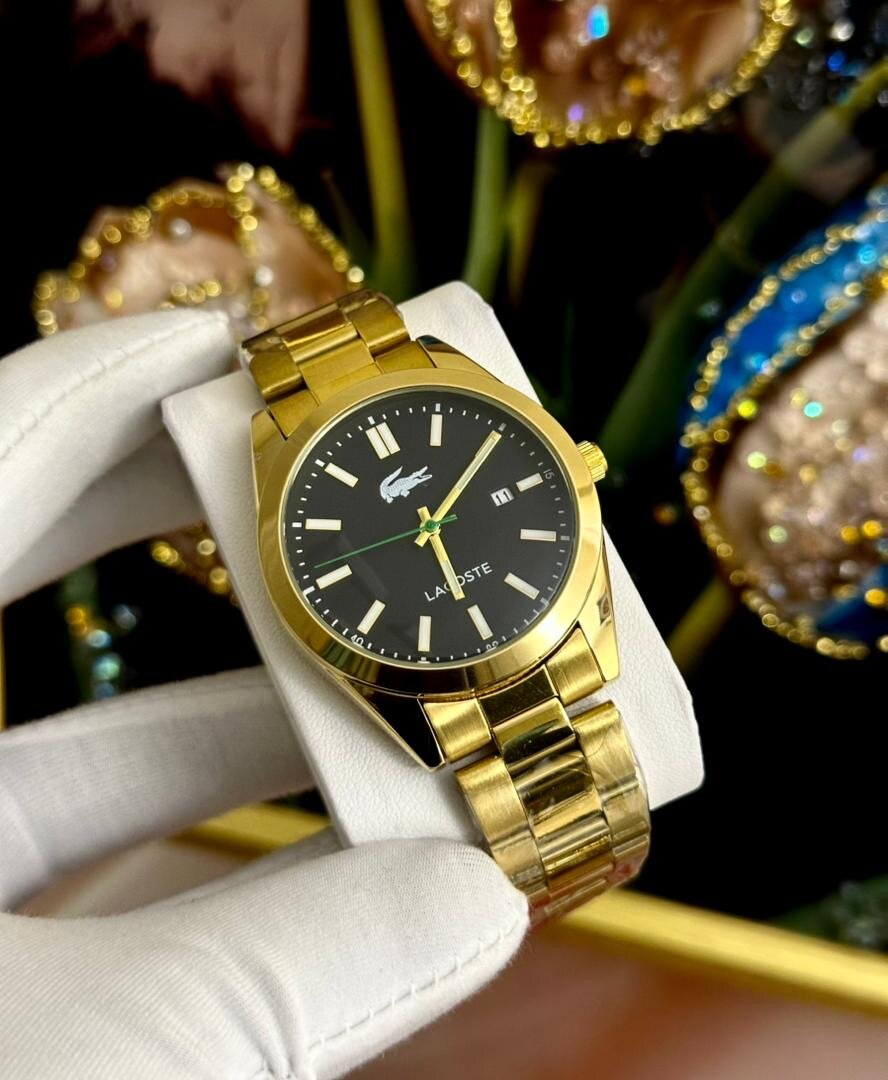 Montre dorée élégante