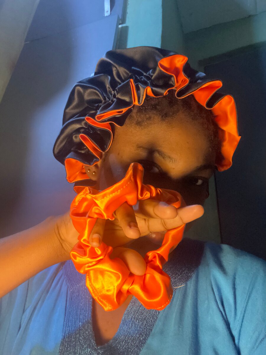 Bonnet en satin réversible coloré